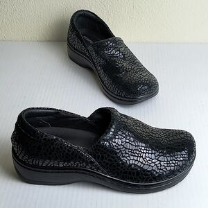 Therapeutic Black slip-on Clogs Shoes with a glossy reptile skin texture Size 7